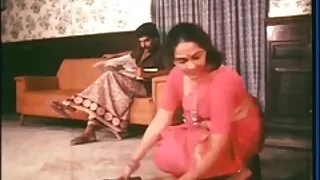 સુંદર લાંબા assoass પોર્ન પળિયાવાળું શ્યામા એક ખર્ચાળ મશીન માટે તેના ગધેડા આપી